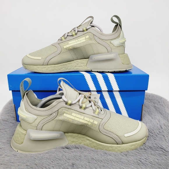 New Adidas NMD R1 V3 Feather Grey Sandy Beige Women\'s Running Shoes Size 6 New Adidas NMD R1 V3 Feather Grey Sandy Beige Women\'s Running Shoes Size 6